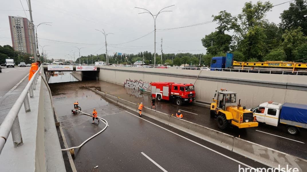 Спасатели и коммунальщики у путепровода возле станции метро «Дорогожичи», Киев, 19 июля 2021 года