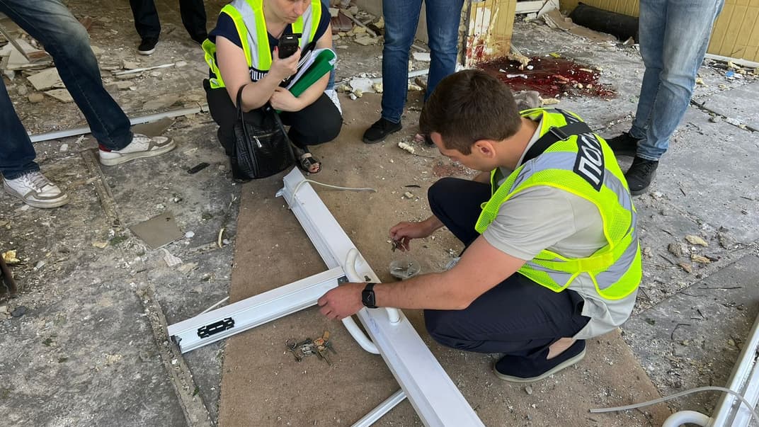 Поліцейські працюють на місці біля укриття в Деснянському районі Києва, де загинуло троє людей