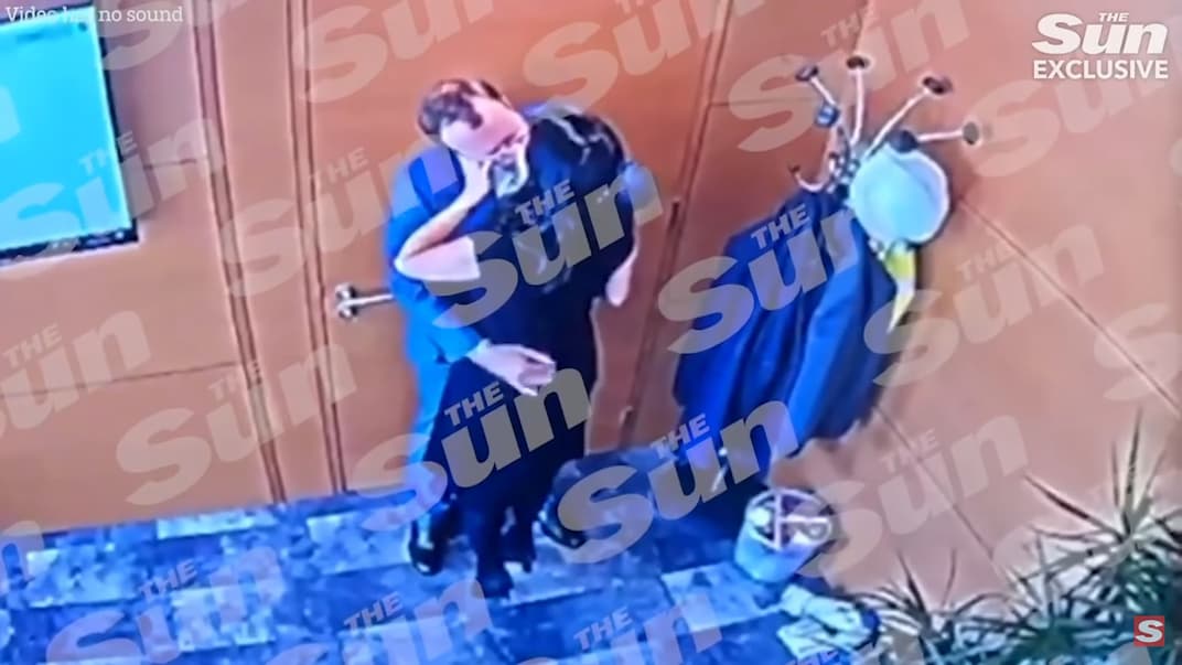 Министр здравоохранения Великобритании Мэтт Хэнкок и его помощница Джина Коладангело в помещении МЗ Великобритании. Из-за этого видео Хэнкока призвали уйти в отставку, потому что он нарушил правила социального дистанцирования