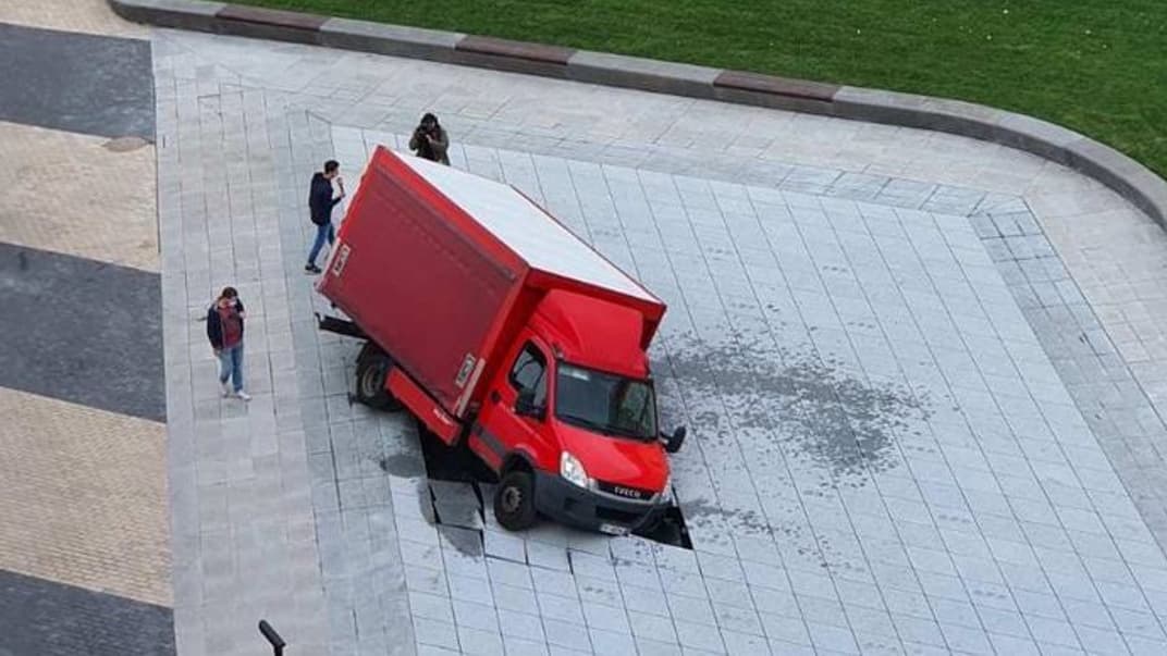 Грузовик провалил новый фонтан на Арсенальной площади в Киеве