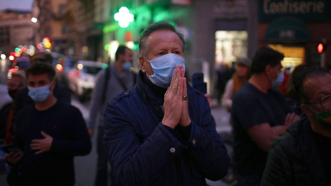 Мужчина молится возле базилики Нотр-Дам в Ницце, вблизи которой был совершен теракт, Франция, 29 октября 2020 года