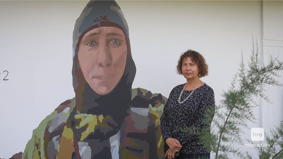 Мама загиблого воїна Іллі Чернілевського Ольга поруч з муралом сина