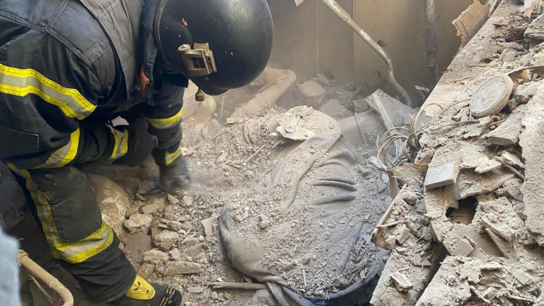 Спасатели на месте российского обстрела Волчанска, 27 апреля 2024 года