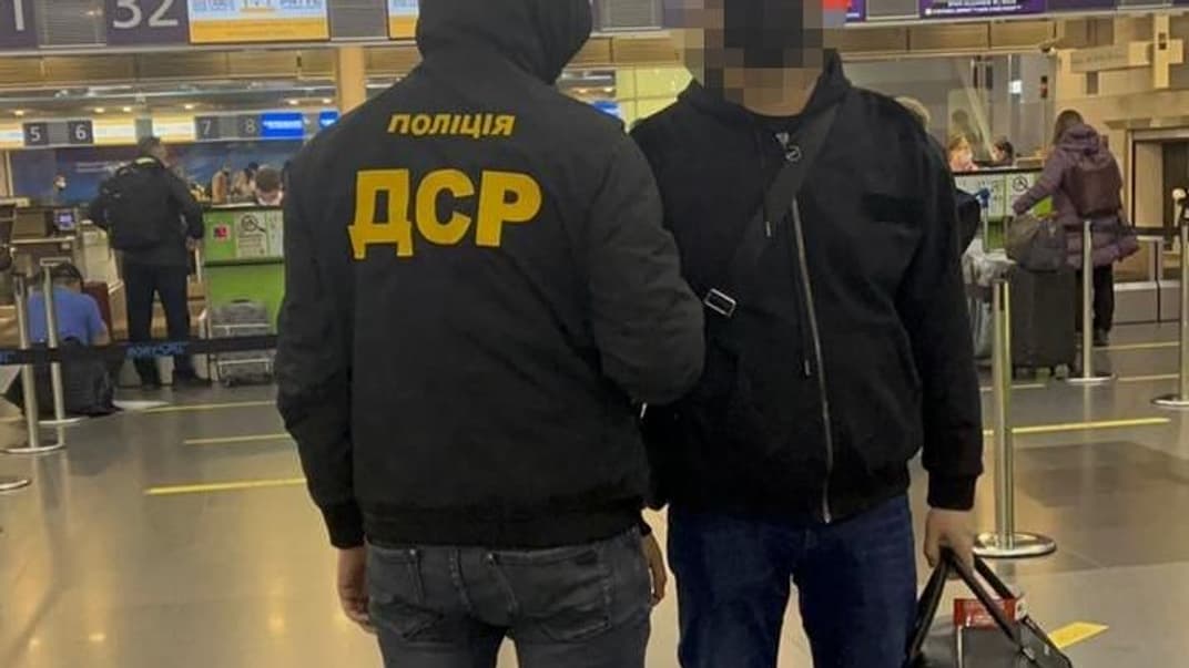 Українські правоохоронці примусово повертають 33-річного громадянина Азербайджану на батьківщину, Київ, 10 листопада 2021 року