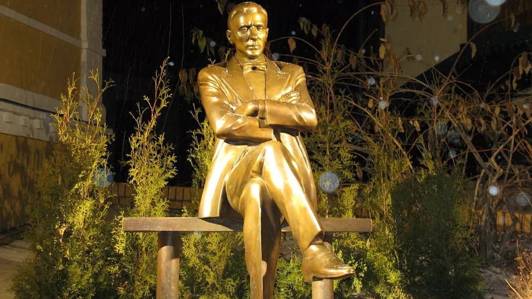 Пам'ятник Булгакову в Києві біля будинку Булгакова