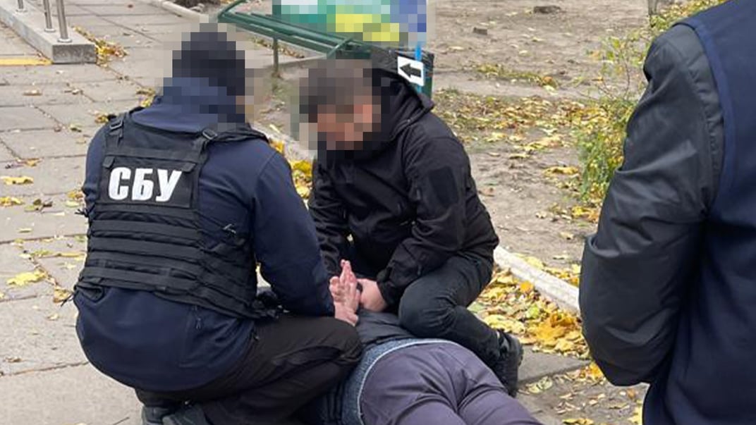 СБУ и полиция задерживают врача ВВК, которого подозревают во взяточничестве