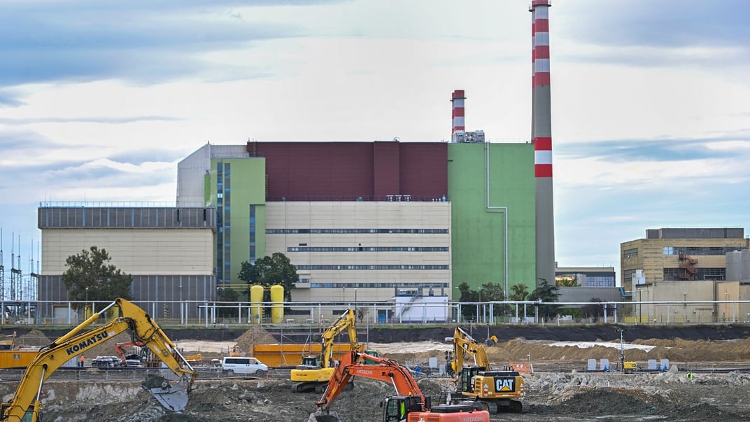 Робітники готують ґрунт під конструкцію п’ятого та шостого енергоблоків АЕС «Пакш-2» поблизу в Угорщині, 9 жовтня 2024 року