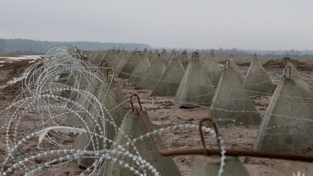Ілюстративне фото. Протитанкові тетраедри, огороджені колючим дротом