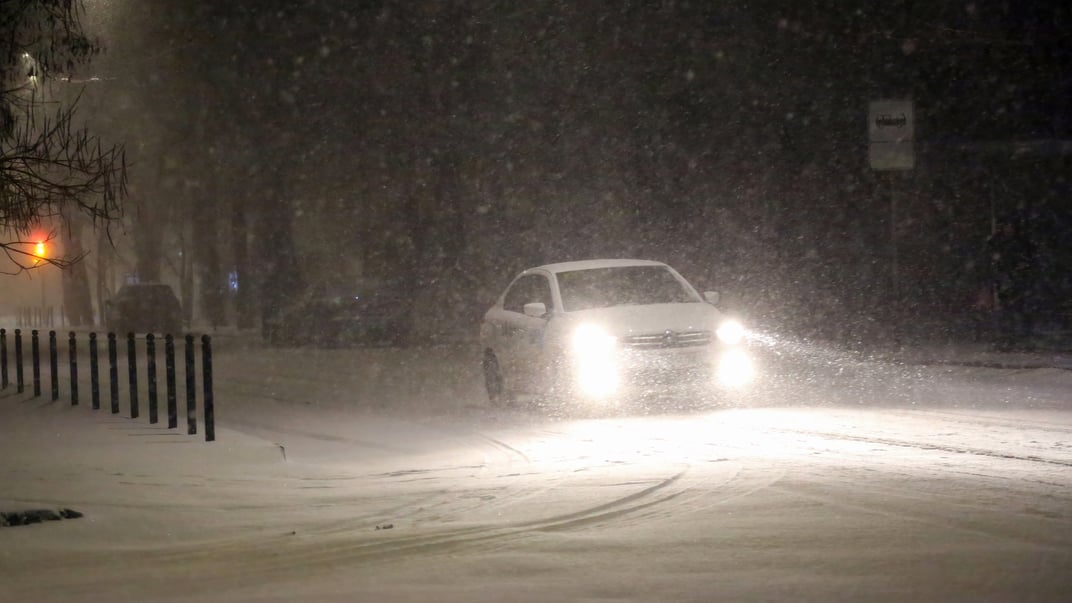 Ілюстративне фото. Авто їде вулицею Ольгіївською в Одесі, 8 січня 2024 року