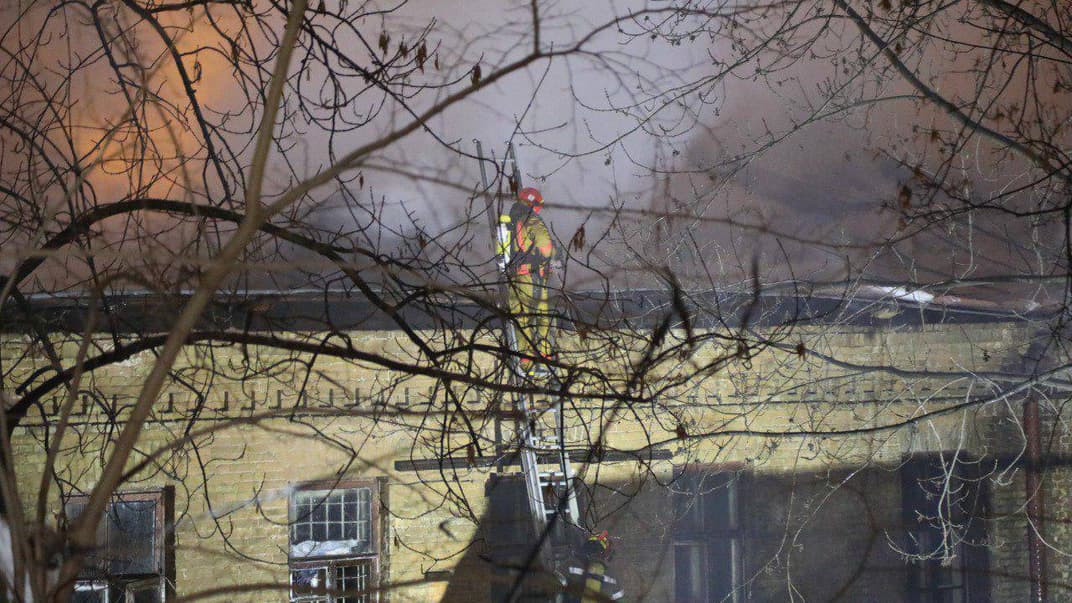 Гасіння пожежі на даху будівлі в центрі Києва, 16 січня 2019