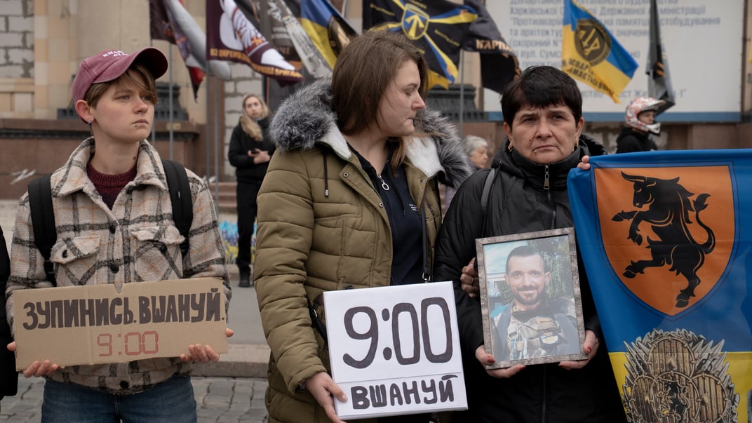 Родичі загиблих воїнів під час хвилини мовчання в Харкові, 1 жовтня 2025 року