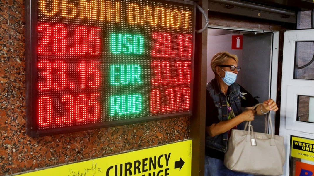 Жінка в респіраторній масці біля стенду з курсом валют, в Києві, 16 вересня 2020 року.