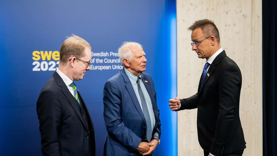 Глава дипломатії ЄС Жозеп Борель (у центрі) та міністр закордонних справ Угорщини Петер Сіярто (праворуч)