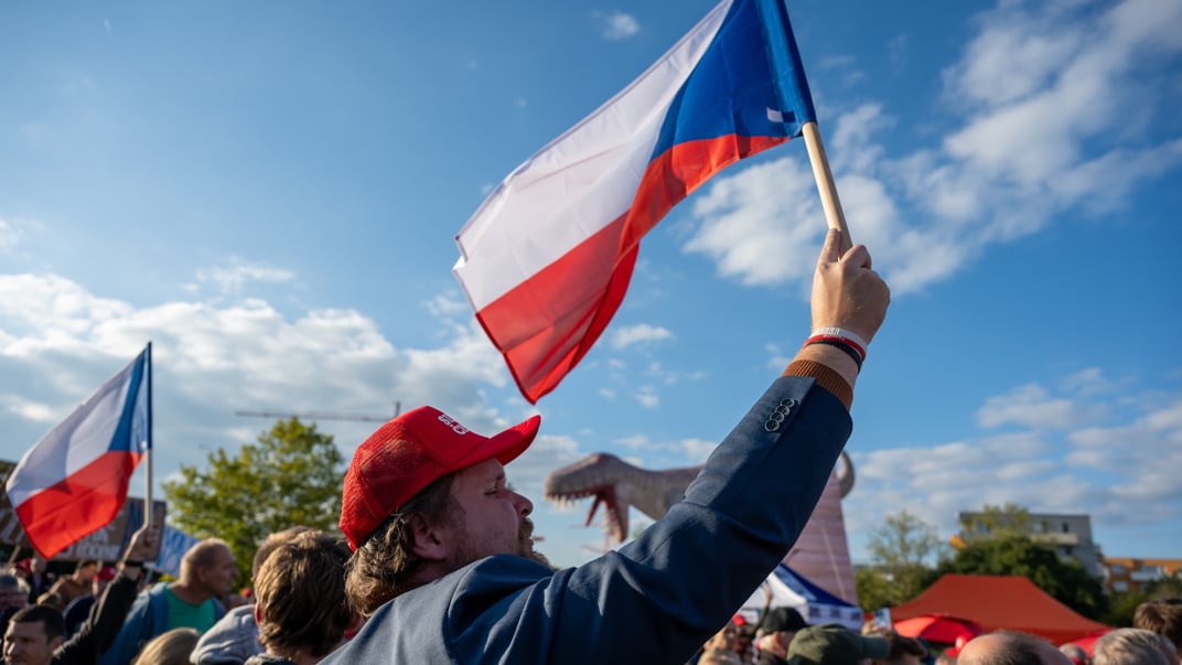 Прихильники партії ANO тримають чеський прапор під час передвиборчого мітингу партії в Празі