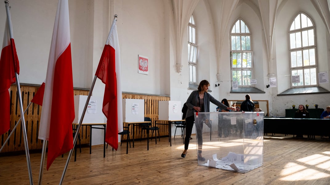 Жінка голосує на виборчій дільниці під час другого туру президентських виборів у польському Гданську, 1 червня 2025 року