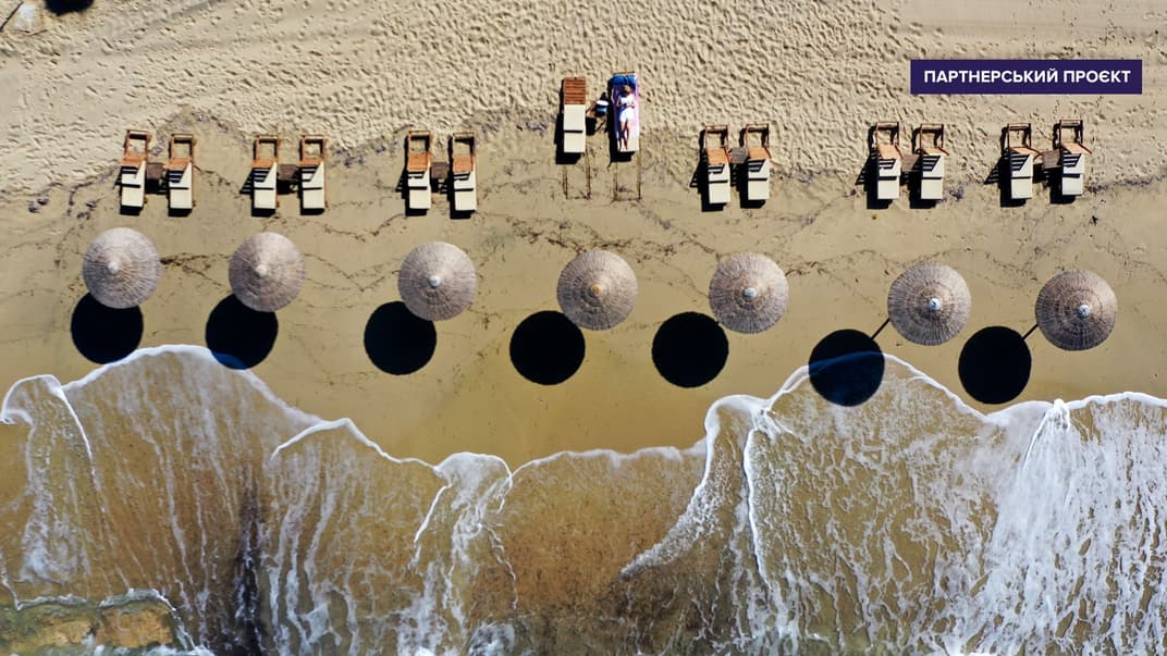 Женщина наслаждается солнцем на пляже Плака на эгейском острове Наксос, Греция, 14 мая 2021 года