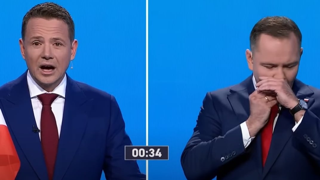 Кароль Навроцький (праворуч) вживає снюс під час теледебатів