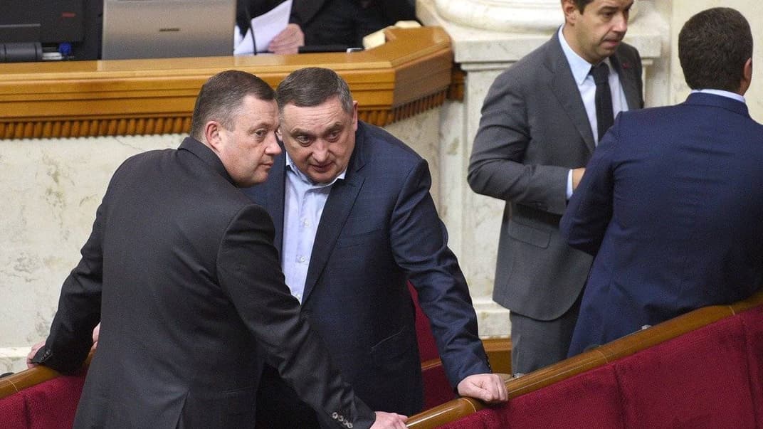 Народні депутати Ярослав Дубневич (ліворуч) та Богдан Дубневич під час засідання Верховної Ради, 22 лютого 2017 року    