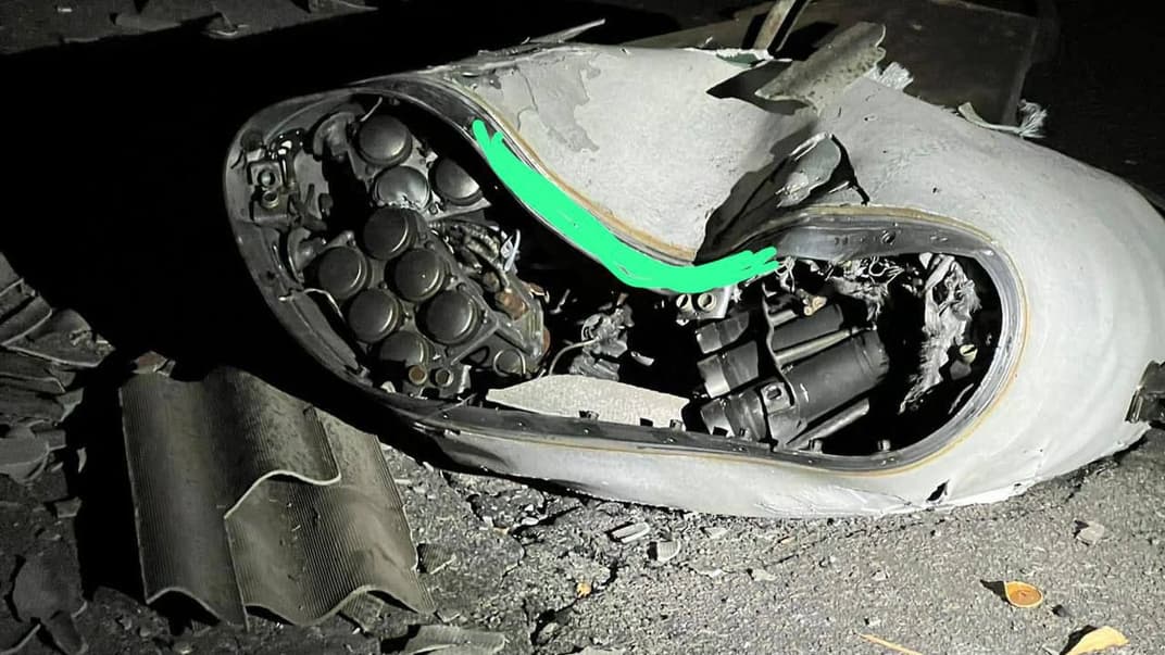 Залишки ракети з касетними снарядами