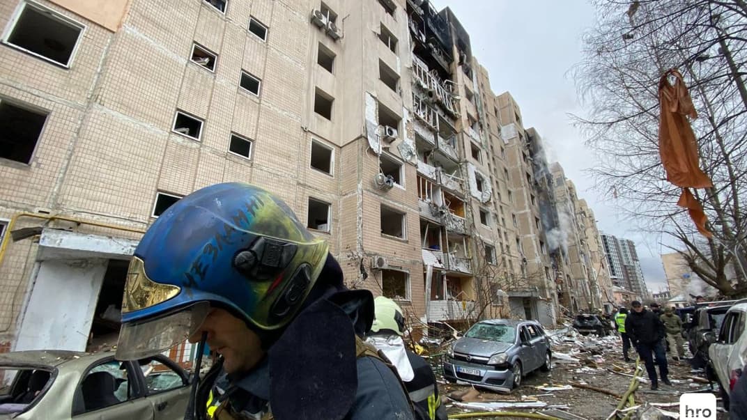 Рятувальники на місці влучання в Солом'янському районі Києва, 2 січня 2024 року 