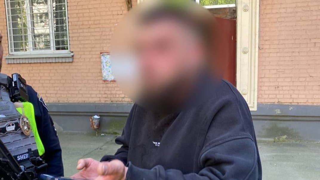 Мужчина объясняет патрульным, почему он их вызвал. Говорит, что его друга убили во сне