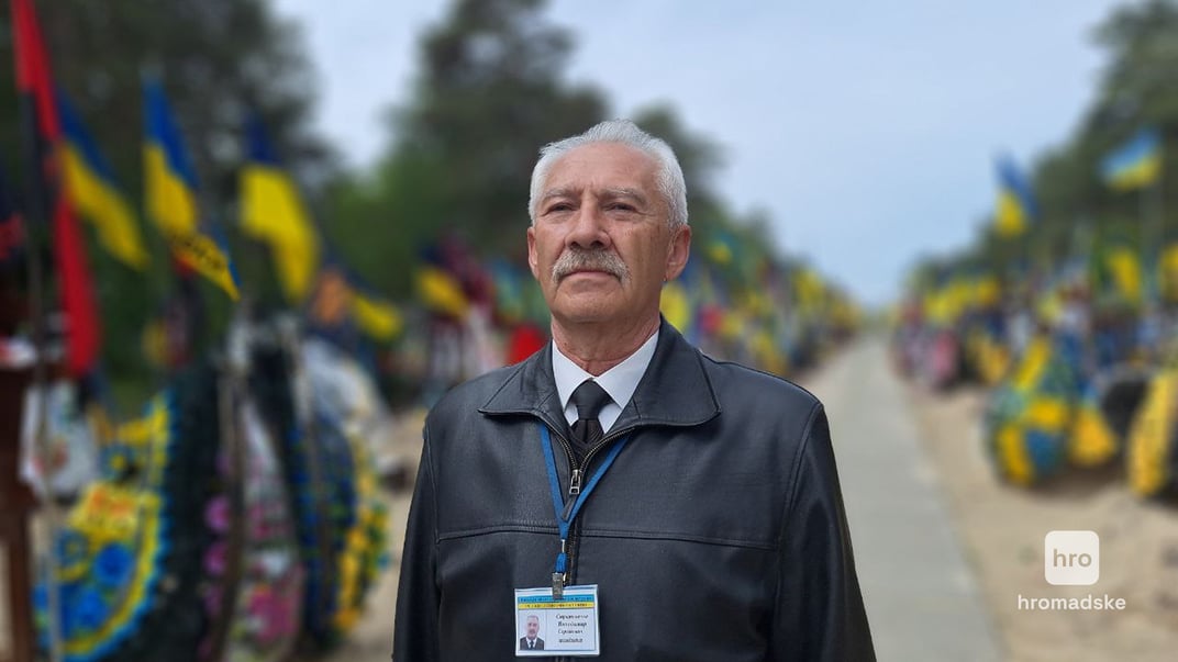 Володимир Стратоненко, 73-річний організатор поховань, на Алеї Героїв Лісового цвинтаря столиці. Тут спочиває понад 1000 загиблих захисників