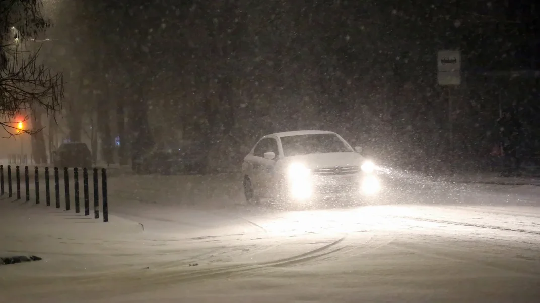 Ілюстративне фото. Авто їде вулицею Ольгіївською в Одесі, 8 січня 2024 року