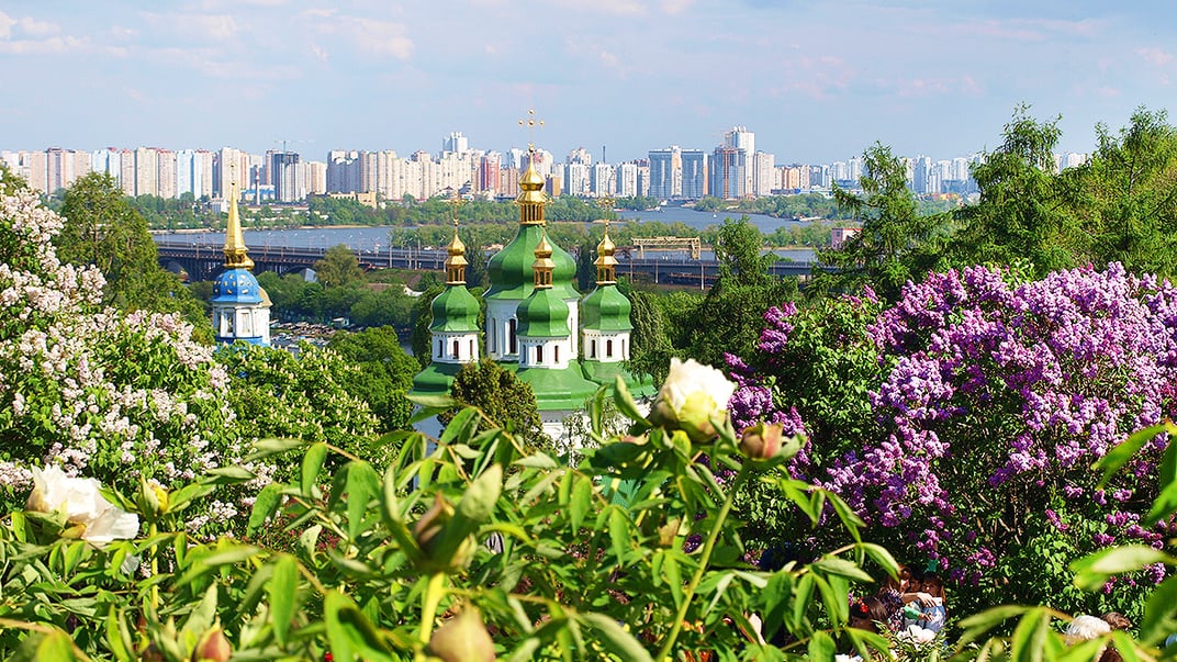 Панорама із бузкової алеї Ботанічного саду імені Миколи Гришка у Києві