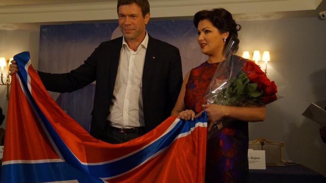 Бывший народный депутат Олег Царев и Анна Нетребко с сепаратистской символикой в 2014 году