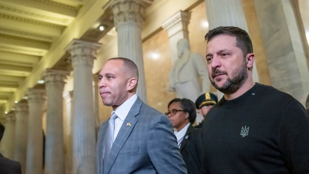 Лидер меньшинства в Палате представителей Хаким Джеффрис (слева) идет с президентом Украины Владимиром Зеленским на встречу с другими лидерами Конгресса, Вашингтон, 12 декабря 2023 года