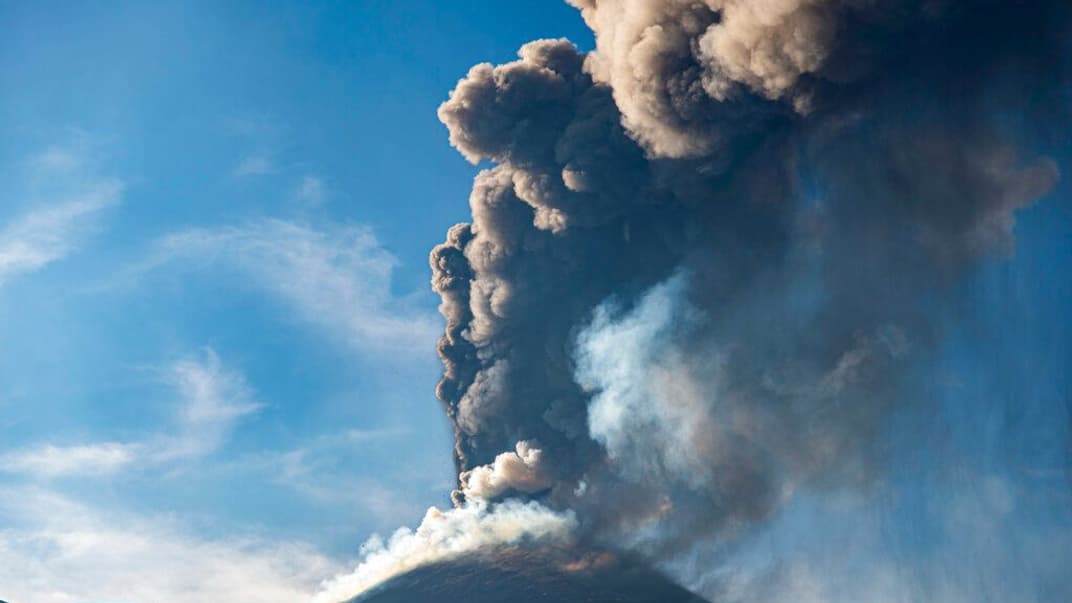 Виверження вулкану Етна на острові Сицилія, Італія. 4 липня 2021 року