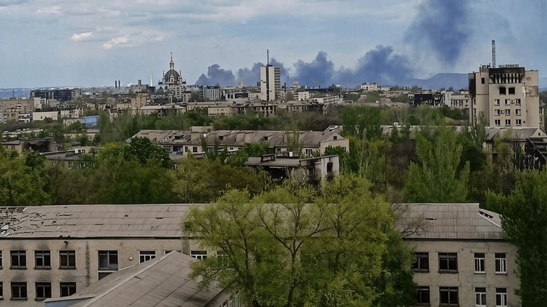 Пожар после обстрела завода «Азовсталь»