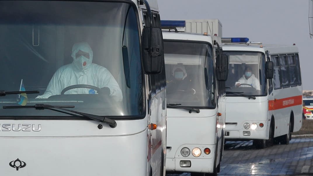 Автобуси з евакуйованими з китайського міста Ухань громадянами України виїжджають з харківського аеропорту в селище Нові Санжари на Полтавщині. Через спалах коронавірусу українці прилетіли додому чартерним рейсом вночі. Уряд планує розмістити їх на період карантину в медичному центрі Нових Санжар