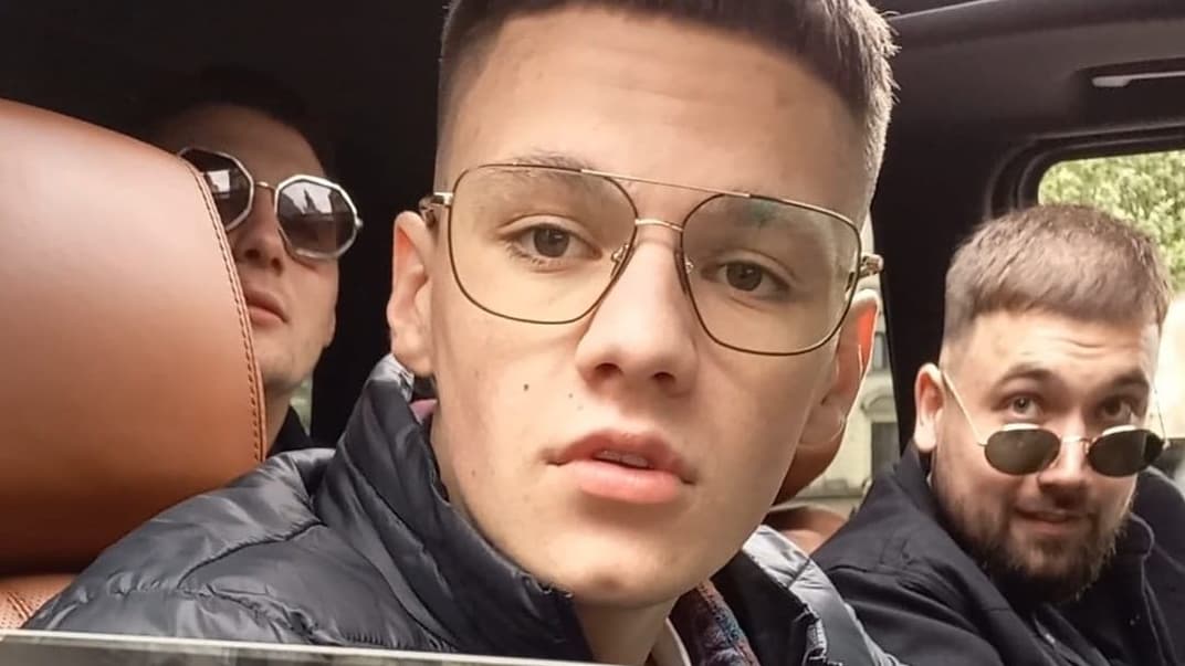 Пасажир автівки, де голосно слухали російську музику