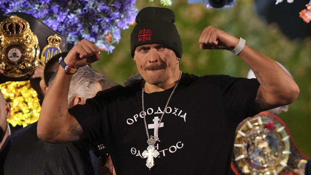 Олександр Усик у футболці з написом «Православʼя або смерть» та великим хрестом під час церемонії зважування з Тайсоном Ф’юрі, 20 грудня 2024 року
