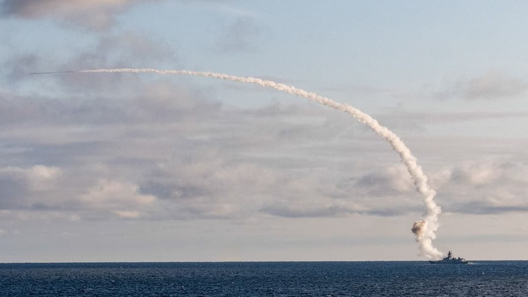 Иллюстративная фотография. Пуск ракеты «Калибр» российским фрегатом во время боевых испытаний в Белом море, 2020 год.