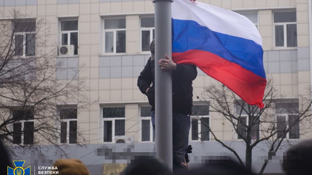 Затриманий чоловік під час підняття російського прапора в Харкові, 2014 рік