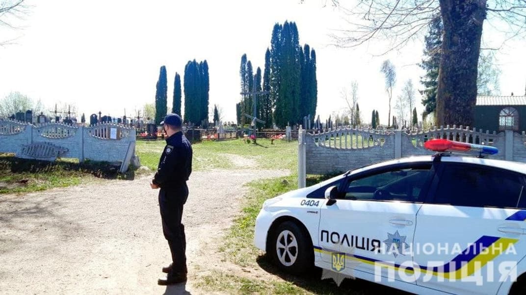 Посещать кладбища в поминальные дни запрещено