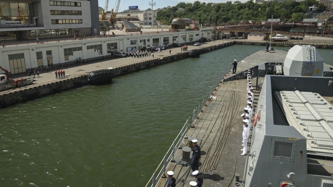 Британский корабль HMS Defender заходит в порт Одессы