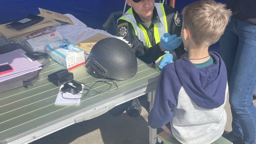 Восьмилетний Михаил сдает образцы ДНК, 26 мая 2024 года