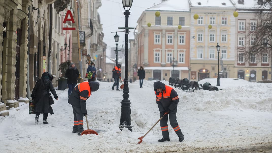 Коммунальщики чистят улицы Львова от снега, 8 февраля 2021 года