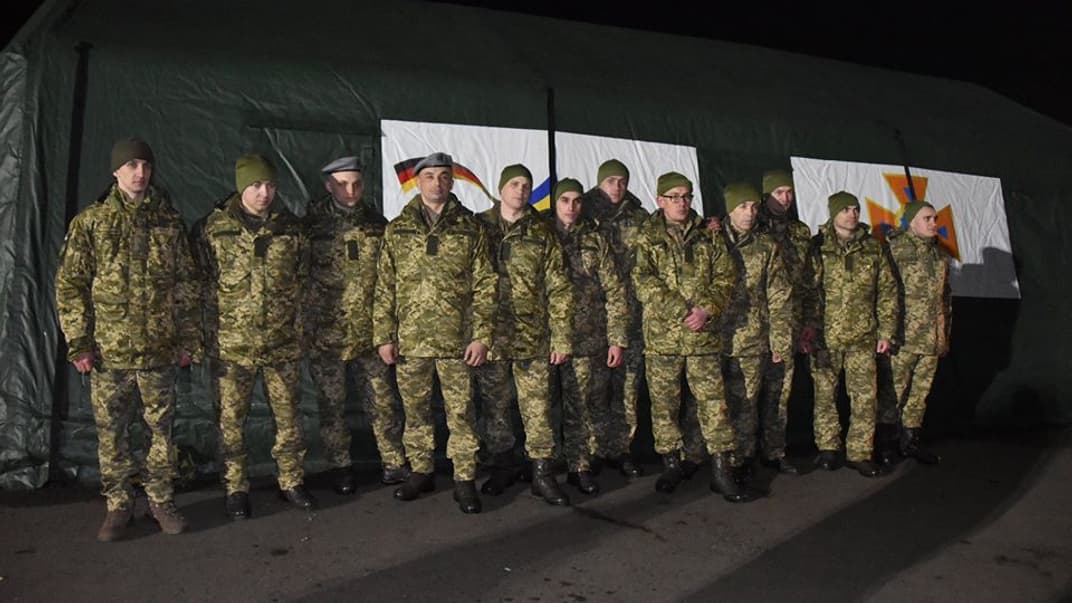 Освобожденные из плена боевиков украинские военные. 29 декабря 2019 года.
