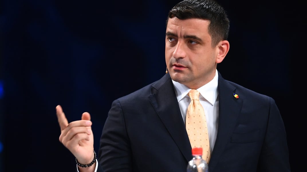 Кандидат у президенти та лідер «Альянсу за Союз румунів» Джордже Сіміон виступає під час дебатів з незалежним кандидатом Нікушором Даном