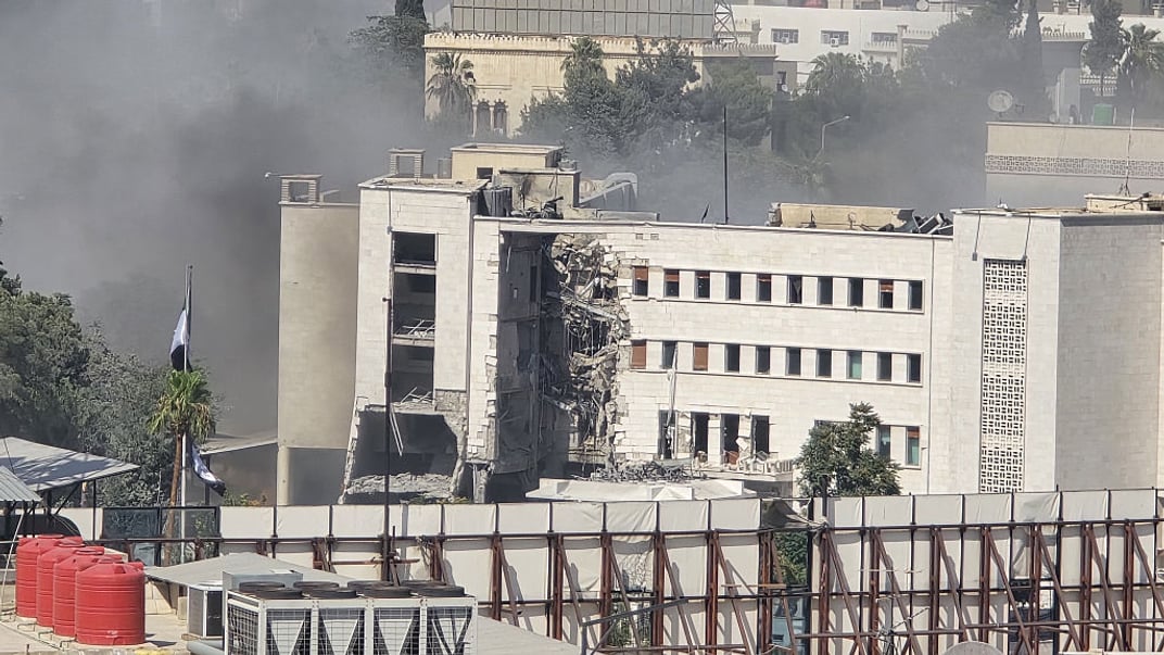 Дим здіймається над президентським палацом у Дамаску після атаки Ізраїлю, 16 липня 2025 року