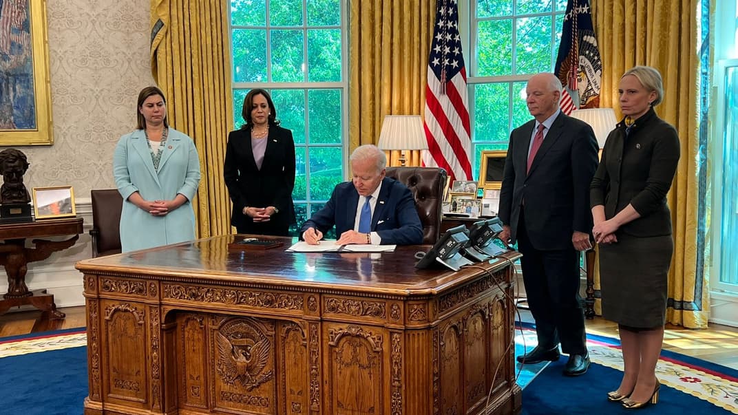 Підписання закону про ленд-ліз для України