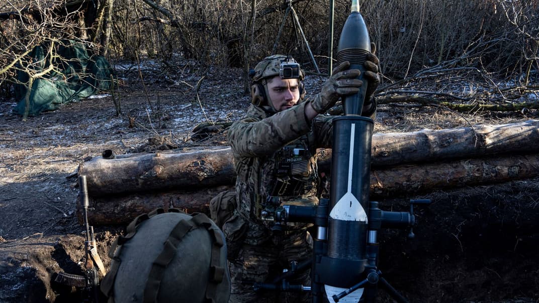 Украинский военнослужащий готовится вести огонь из 120-мм миномета по российским позициям на передовой у Бахмута, 11 января 2023 года