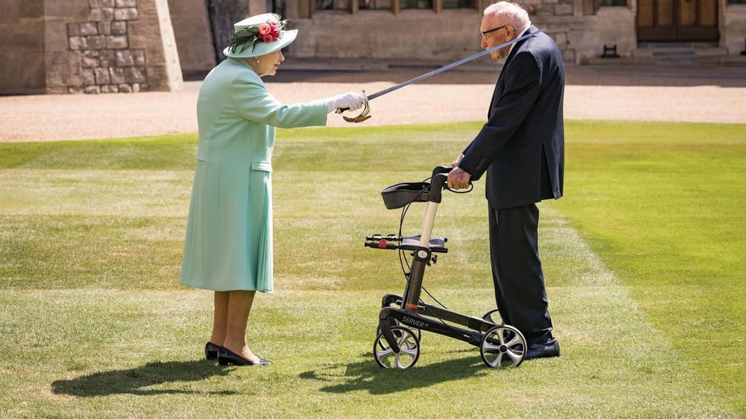 Королева Великої Британії Єлизавета II 17 липня посвятила у лицарі 100-річного ветерана Томаса Мура. 17 липня 2020 року.