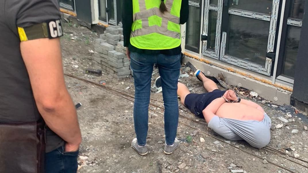 Затримання підозрюваних у нелегальній торгівлі зброєю в Києві, липень 2022 року