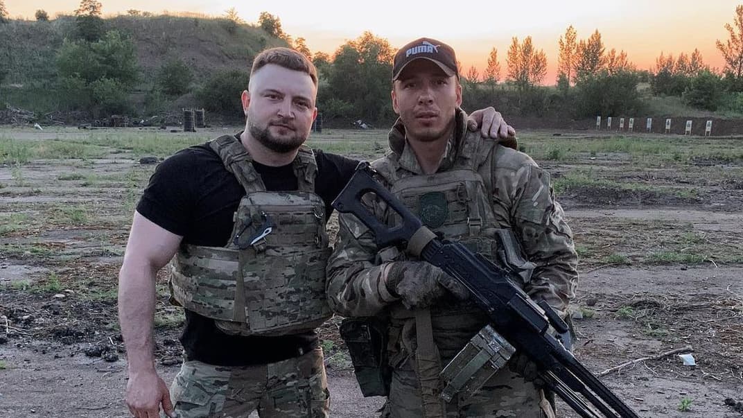 Украинский войск Юрий Глодан (слева) с побратимом