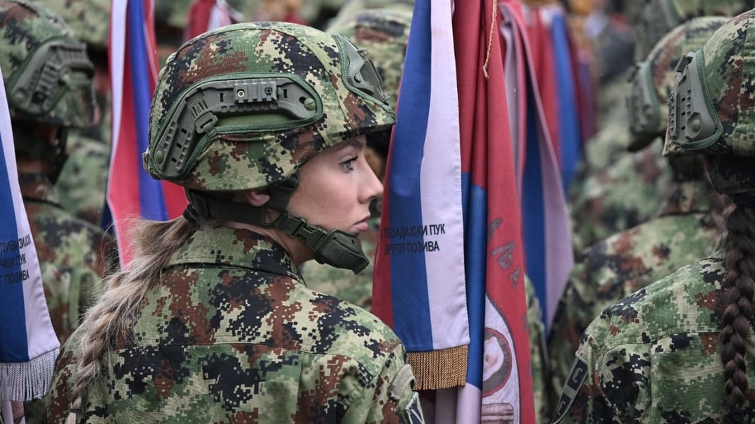Сербська військова на нагородженні наймолодших офіцерів збройних сил країни, 14 вересня 2024 року